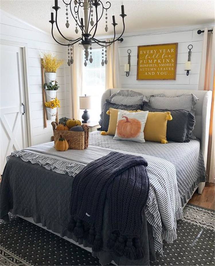 30 Gorgeous Fall Bedroom Decoration Ideas You Would Dream To Have