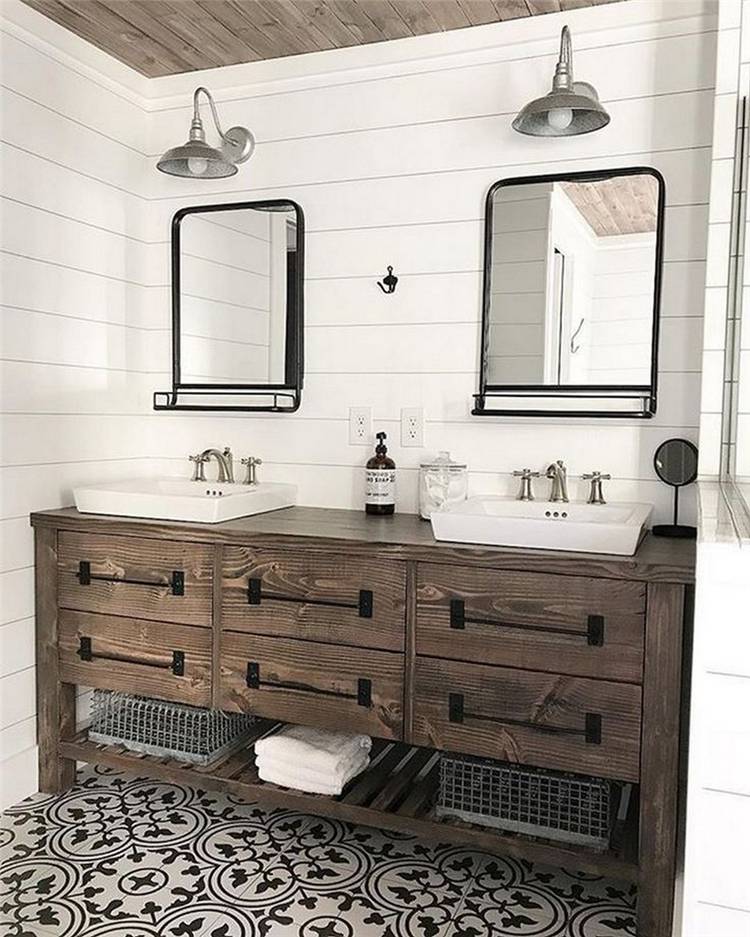 Chic And Modern Farmhouse Master Bathroom Decor Ideas You Would Want To Have; Chic Bathroom; Modern Bathroom; Farmhouse Bathroom Decor; Bathroom Decor Ideas; Farmhouse Master Bathroom Decor; Mater Bathroom; Bathroom Decor; #bathroomdecoration #bathroom #bathroomdesign #mirror #farmhouse #farmhousebathroom