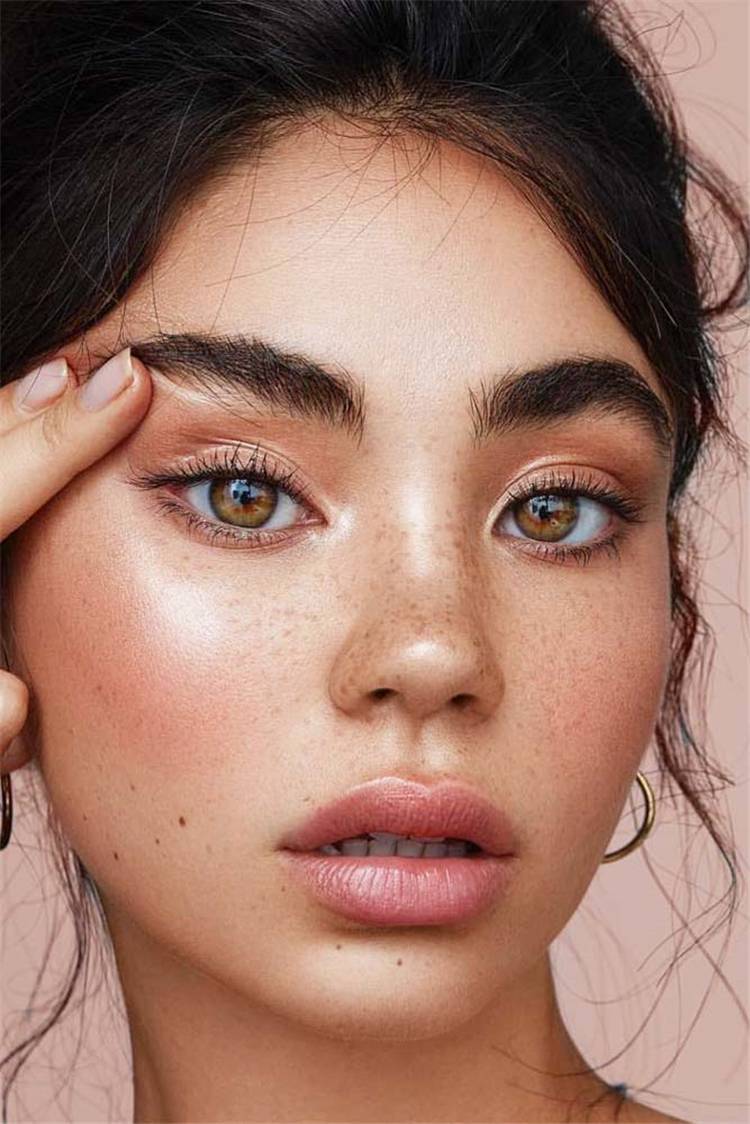 Natural Makeup Looks For Any Occasions And Seasons; Makeup Looks; Makeup Ideas; Natural Makeup; Natural Makeup Looks; Seasonal Makeup Looks #makeup #makeuplooks #naturalmakeup #naturalmakeuplooks