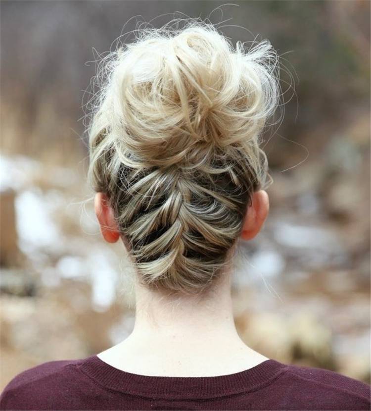 Messy Bun Hairstyles To Make You Look Casual And Gorgeous; Messy Bun; Messy Hairstyle; Hairstyle; Casual Hairstyle; Messy Bun Hairstyle; Gorgeous Hairstyle; #messybun #bunhairstyle #hairstyle #messyhairstyle