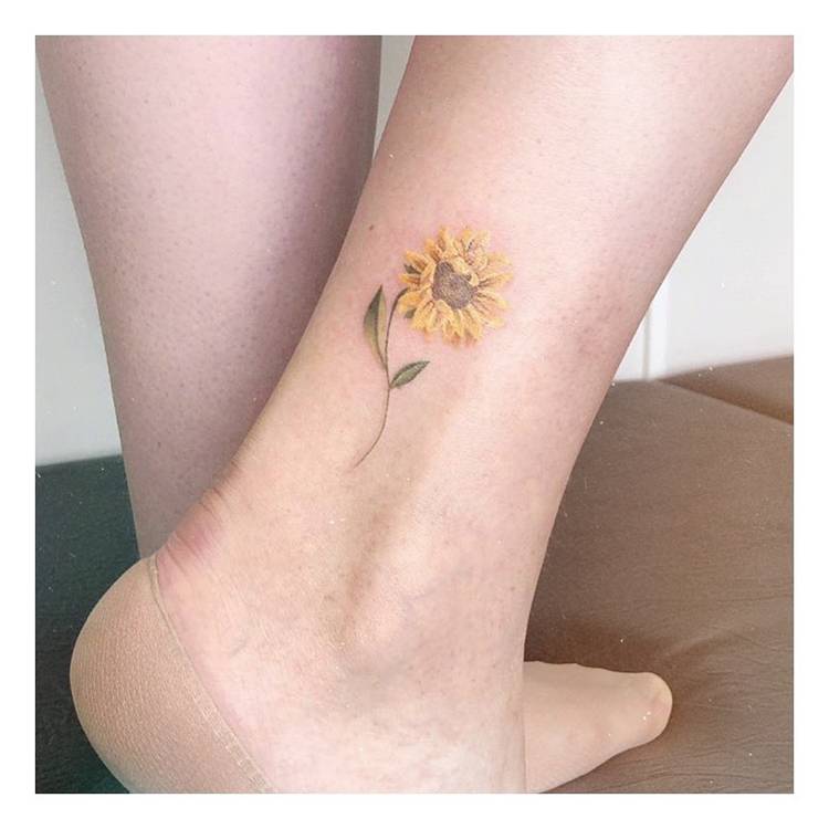 Gorgeous Sunflower Tattoo Designs You Would Love This Summer; Sunflower; Sunflower Tattoo; Tattoo; Tattoo Design; Floral Tattoo; Small Tattoo; #sunflower #sunflowertattoo #tattoo #tattoodesign #floraltattoo #smalltattoo