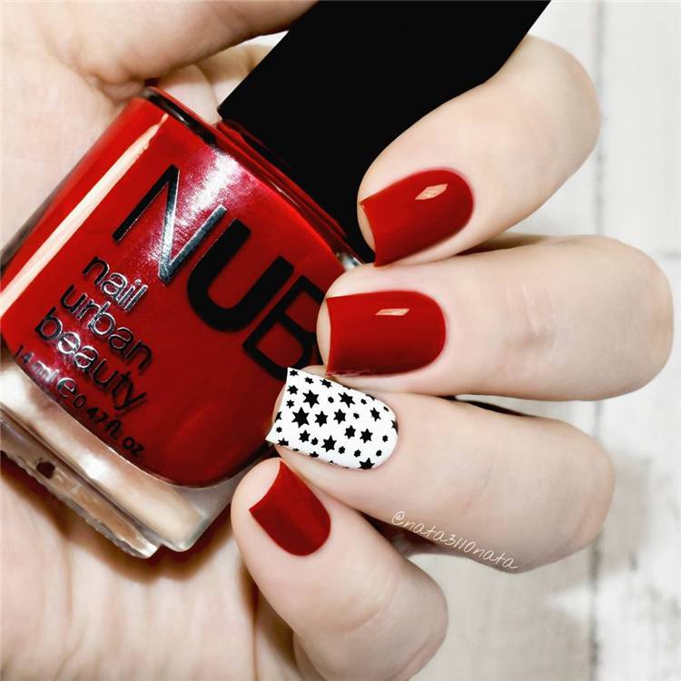 Trendy Red Nail Designs You Must Have This Year; Red Nail; Red Nail Design; Matte Red Nails; Floral Red Nails; Glitter Red Nails; Trendy Red Nails; Nails; Nail Design; #rednails #rednaildesign #glitterrednails #matterednails #nail #naildesign