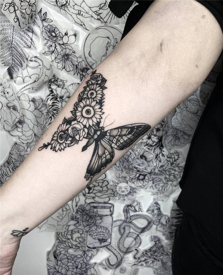Gorgeous Sunflower Tattoo Designs You Would Love This Summer; Sunflower; Sunflower Tattoo; Tattoo; Tattoo Design; Floral Tattoo; Small Tattoo; #sunflower #sunflowertattoo #tattoo #tattoodesign #floraltattoo #smalltattoo