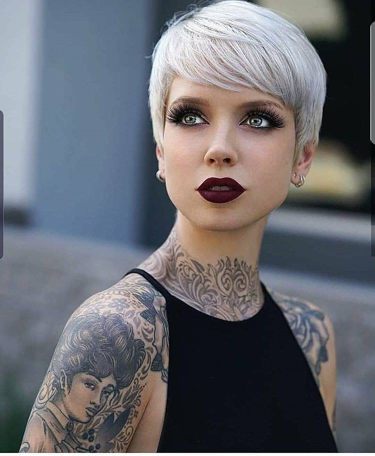 Gorgeous Silve Hair Looks For You To Rock This Summer; Slive Hair; Silver Color; Platinum Hair; Hair Color; Ash Brown Hair; Summer Hair; Hairstyles; #silverhair #silverhaircolor #haircolor #summerhair #platinumhair