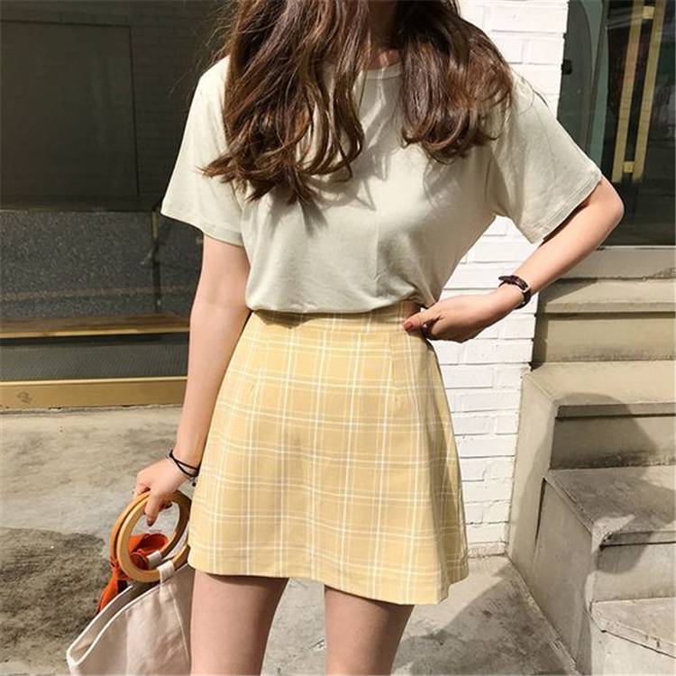 Pretty And Cool Summer Outfits You Must Have In Your Wardrob; Summer Outfits; Outfits; Cool Outfits; Summer Shorts; Summer Dress; Summer Jeans; Summer Skirt;  #summeroutfits #outfits #summerjeans #cooloutfits #skirt