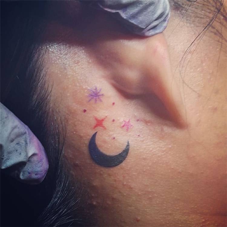 Stunning Behind The Ear Tattoo Ideas You Would Fall In Love With; Ear Tattoo; Tattoo; Behind Ear Tattoo; Simple Tattoo; Tiny Tattoo; Small Tattoo; Floral Tattoo; Music Tattoo; Heart Tattoo; #eartattoo #behindeartattoo #tattoo #simpletattoo #tinytattoo #smalltattoo #floraltattoo