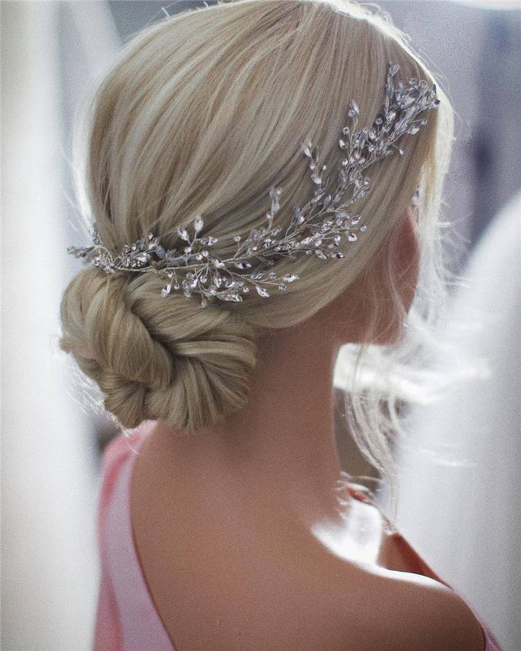 Gorgeous And Elegant Wedding Hairstyles For Your Big Day; Wedding Hairstyle; Hairstyle; Updo Hairstyles; Half Up Half Down Hairstyle; Ponytail; Messy Updo Hairstyle; Fishtail Hairstyle; #weddinghair #weddinghairstyle #hairstyle #updo #weddingupdo #updohairstyle #halfuphalfdownhairstyle #fishtailhairstyle