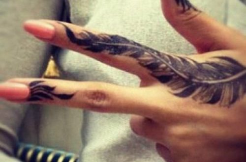 Gorgeous Feather Tattoo Designs Which Will Make You Want Right Now; Tattoo; Feather Tattoo; Gorgeous Tattoo; Gorgeous Feather Tattoo; Tattoo Design; Tiny Tattoo; Feather Tiny Tattoo; #feathertattoo #tattoo #smalltattoo #backtattoo #armfeathertattoo #fingertattoo #tattoodesign