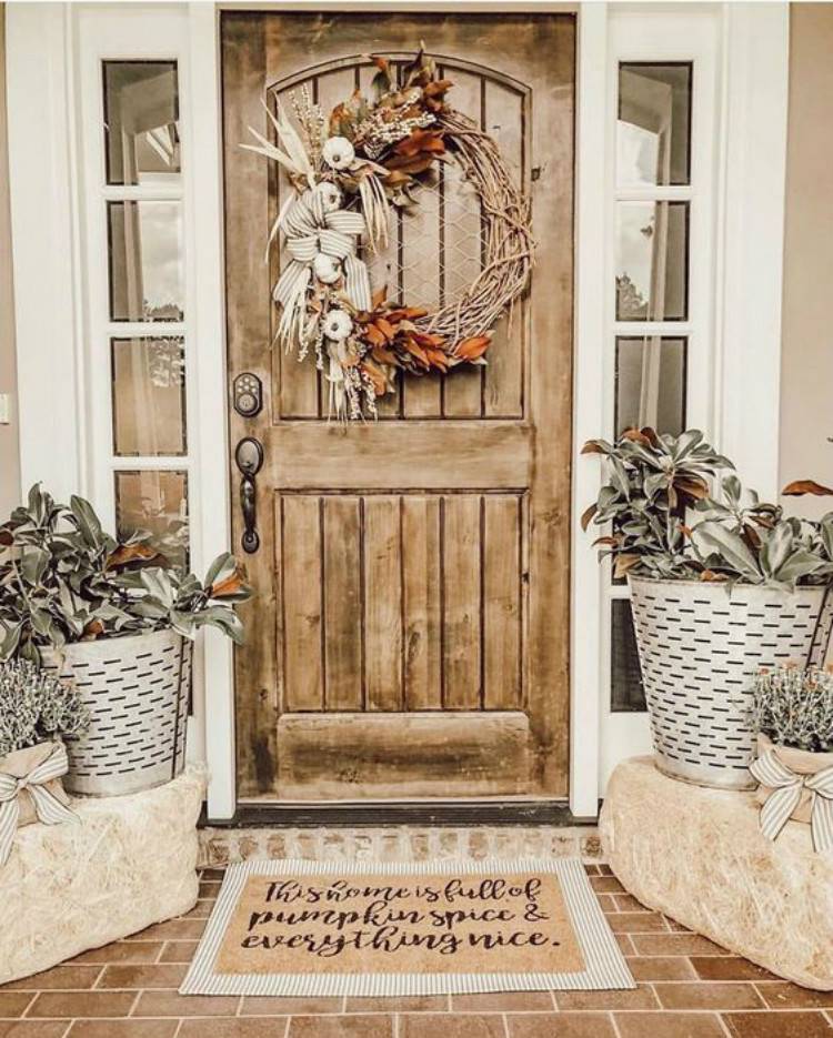 Stunning And Gorgeous Fall Front Porch Decoration Ideas You Must Love; Fall Front Porch Decoration; Porch Decoration; Fall Decoration; Home Decor; Front Porch Decoration; Fall Home Design #falldecoration #homedecor #porchdecoration #fallhomedesign #frontporchdecoration