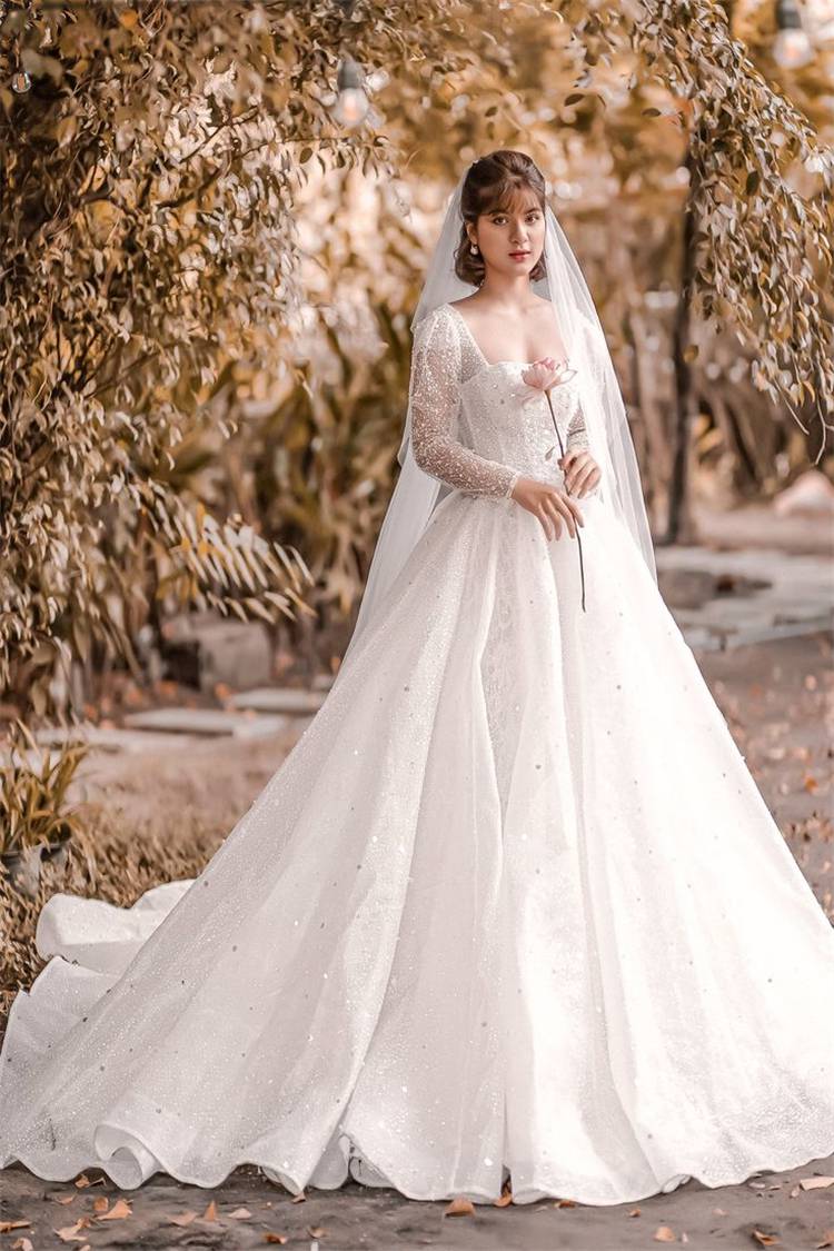 Gorgeous And Elegant Fall Wedding Dresses For Your Big Day;Gorgeous Wedding Dress; Breath Taking Wedding Dress; White Wedding Dress; Brand Wedding Dress; Off The Shoulder Lace Wedding Dresses; Lace Long Sleeves Wedding Dress; Fall Wedding Dress; Red Wedding Dress; Purple Wedding Dress #falldress #fallweddingdress#weddingdress #whiteweddingdress#longsleeveweddingdress #redweddingdress #mermaidweddingdress #purpleweddingdress