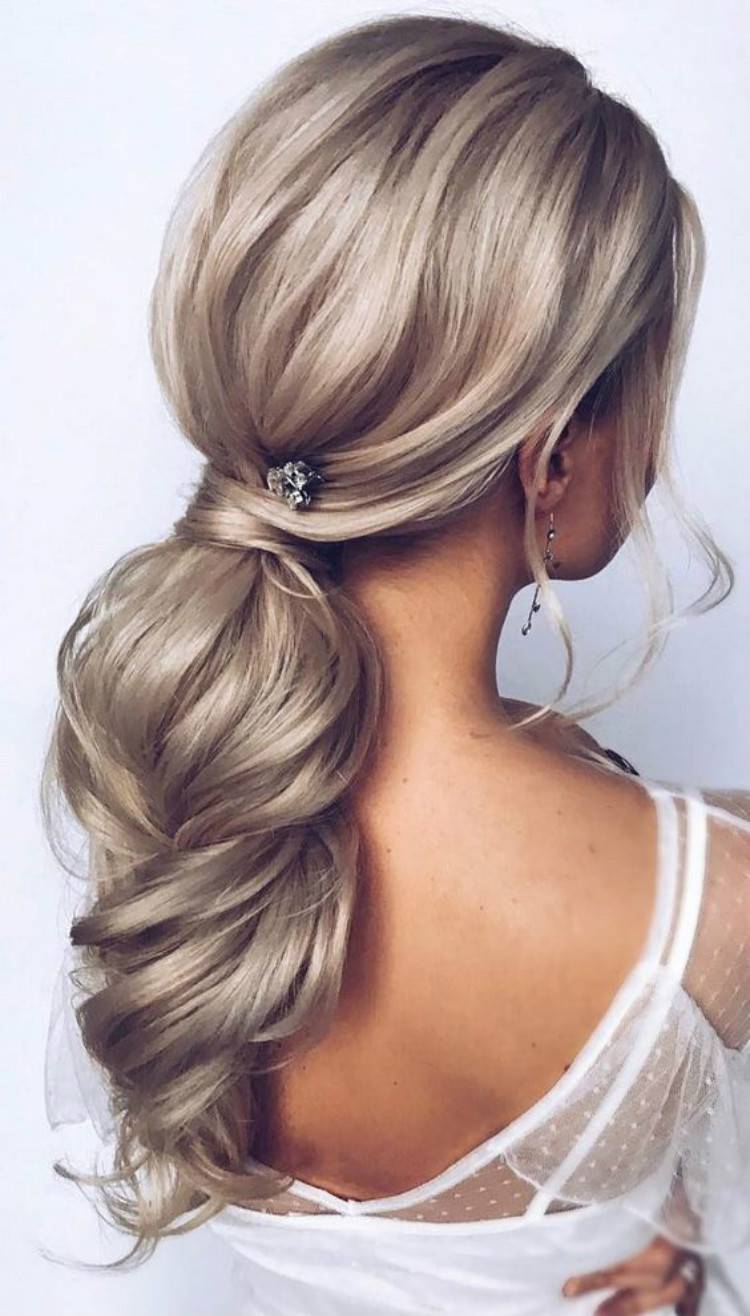 Gorgeous And Cute Christmas Hairstyle For Your Holiday; Christmas; Christmas Hairstyle; Hairstyle; Hair Idea; Half Up Half Down Hairstyle; Braided Hairstyle; Ponytail Hairstyle; Holiday Hairstyle; #christmas #christmashairstyle #christmashairideas #ponytail #braidedhairstyle #holidayhairstyle #halfuphalfdownhairstyle