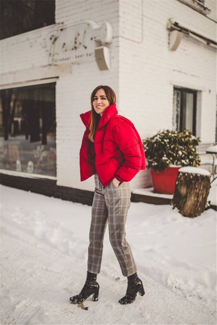 Stunning And Hote Winter Outfits You Must Copy This Year; Winter Outfits; Outfits; Winter Jacket; Oversize Sweater; Winter Mini Skirt; Puffy Jacket; #winteroutfit #outfits #oversizesweater #miniskirt #winterskirt #puffyjacket