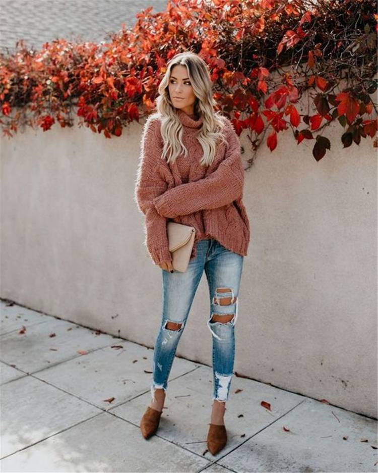 Stunning And Hote Winter Outfits You Must Copy This Year; Winter Outfits; Outfits; Winter Jacket; Oversize Sweater; Winter Mini Skirt; Puffy Jacket; #winteroutfit #outfits #oversizesweater #miniskirt #winterskirt #puffyjacket