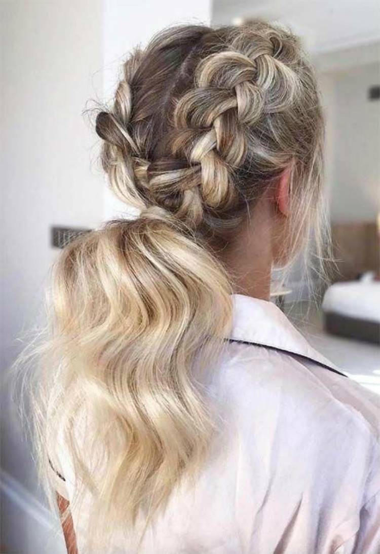 Pretty Christmas Hairstyles For This Winter Holiday Season; Christmas; Christmas Hairstyle; Hairstyle; Hair Idea; Half Up Half Down Ponytail; Braided Ponytail Hairstyle; High Ponytail Hairstyle; Holiday Hairstyle; #christmas #christmashairstyle #christmashairideas #ponytail #braidedhairstyle #holidayhairstyle #halfupponytailhairstyle #messycurlyhairstyle