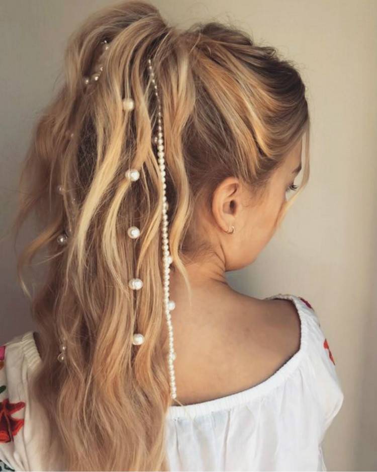 Pretty And Cute Christmas Hairstyles For Teen Girls; Christmas; Christmas Hairstyle; Hairstyle; Hair Idea; Ponytail With Ribbon; Braided Ponytail Hairstyle; Ponytail With Jewelry Hairstyle; Holiday Hairstyle; Hairstyle With Bangs#christmas #christmashairstyle #christmashairideas #ponytail #braidedhairstyle #holidayhairstyle #halfupponytailhairstyle #ponytailwithjewelryhairstyle #hairstylewithbangs