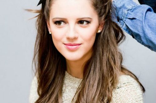 Pretty Christmas Hairstyles For This Winter Holiday Season; Christmas; Christmas Hairstyle; Hairstyle; Hair Idea; Half Up Half Down Ponytail; Braided Ponytail Hairstyle; High Ponytail Hairstyle; Holiday Hairstyle; #christmas #christmashairstyle #christmashairideas #ponytail #braidedhairstyle #holidayhairstyle #halfupponytailhairstyle #messycurlyhairstyle