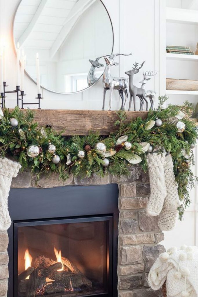 30 Pretty Christmas Mantel Decoration Ideas To Give You Inspiration ...