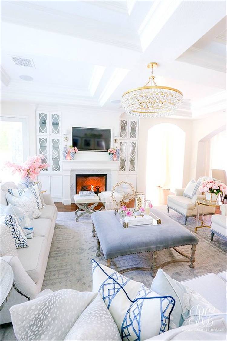 Amazing Spring Living Room Decoration Ideas With Different Accents; Home Decor; Living Room Decor; Living Room; Spring Living Room; Spring Home Decor; Flower Home Decor; Cozy Living Room; Spring Accent; #homedecor #springhomedecor #livingroom #springlivingroom #livingroomdecor #florallivingroom #springaccent 