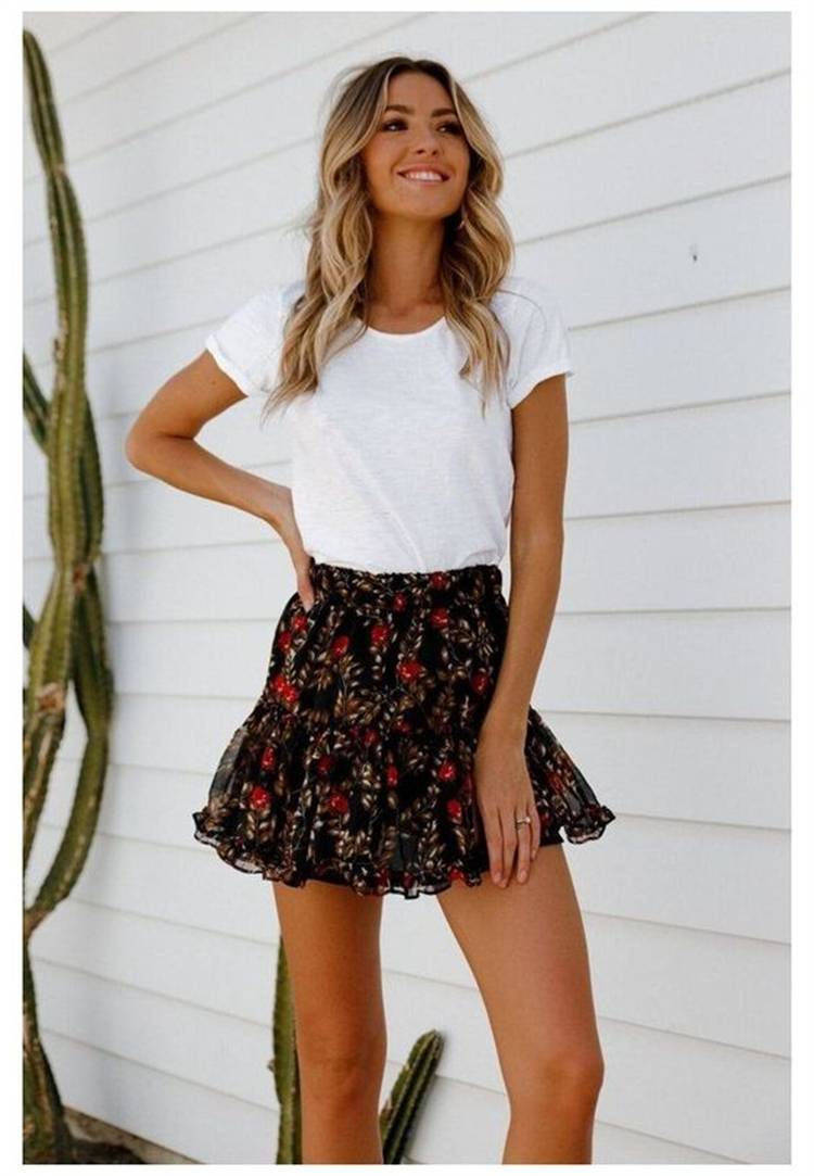 Casual And Pretty Summer Teen Outfits For You; Summer Teen Outfits; Teen Outfits; Teenager Outfits; Summer Ripped Jeans Outfits; Summer Hot Pants Outfits; Summer Mini Skirt Outfits; #summeroutfits #outfits #summerrippedjeans #summerhotpantsoutfits #summerminiskirt #miniskirt #rippedjeans #hotdenimpants