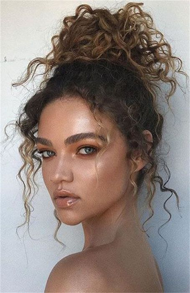 Amazing And Cute Hairstyles For Curly Hair; Bob Hairstyles; Hairstyles; Curly Bob Hairstyle; Hair Type; Hair Ideas; Curly Hairstyles; Curly Ponytail; Curly Space Bun; Curly Top Knot; #hairstyles #bobhairstyle #curlyhairstyles #curlybobhairstyles #curlyponytail #curlyspacebun #curlytopknot