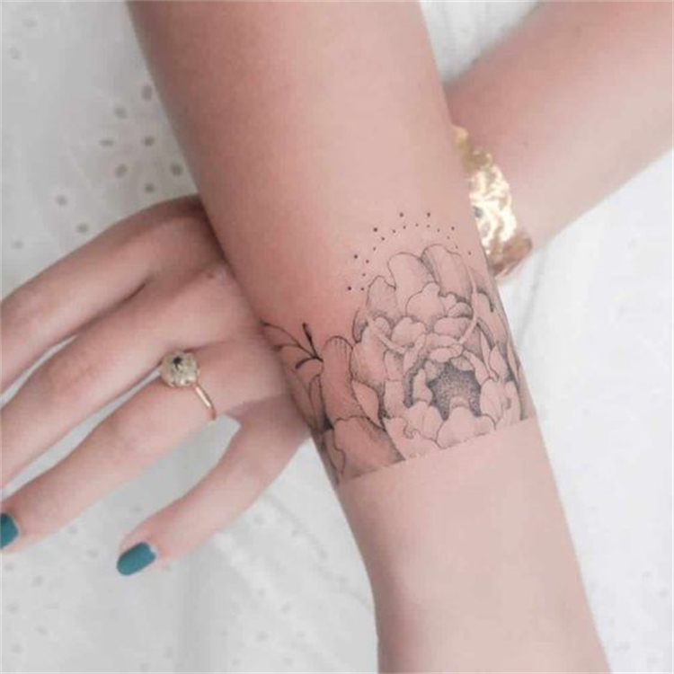Pretty And Stylish Bracelet Tattoo Designs For Your Inspiration; Floral Tattoo; Bracelet Floral Tattoo; Tattoo Designs; Tattoo Ideas; Flower Tattoo; Rose Tattoo; Small Floral Tattoo; Bracelet Tattoo; Simple Bracelet Tattoo; Stylish Bracelet Tattoo; #tattoo #tattooideas #floraltattoo #flowertattoo #rosetattoo #rose #chictattoo #bracelettattoo #floralbracelettattoo #simplebracelettattoo