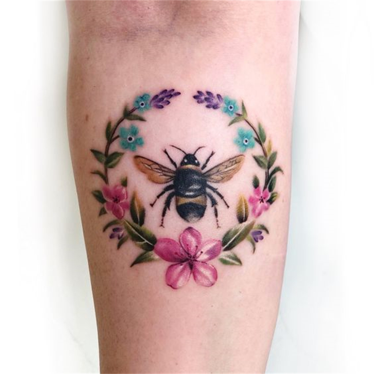 Pretty Bumble Bee Tattoo Designs For Your Inspiration; Bumble Bee Tattoo; Bee Tattoo; Tattoo; Tattoo Design; Arm Tattoo; Ankle Tattoo; Back Tattoo; Shoulder Bee Tattoo #tattoo #tattoodesign #bumblebee #bumblebeetattoo #beetattoo #armbeetattoo #anklebeetattoo