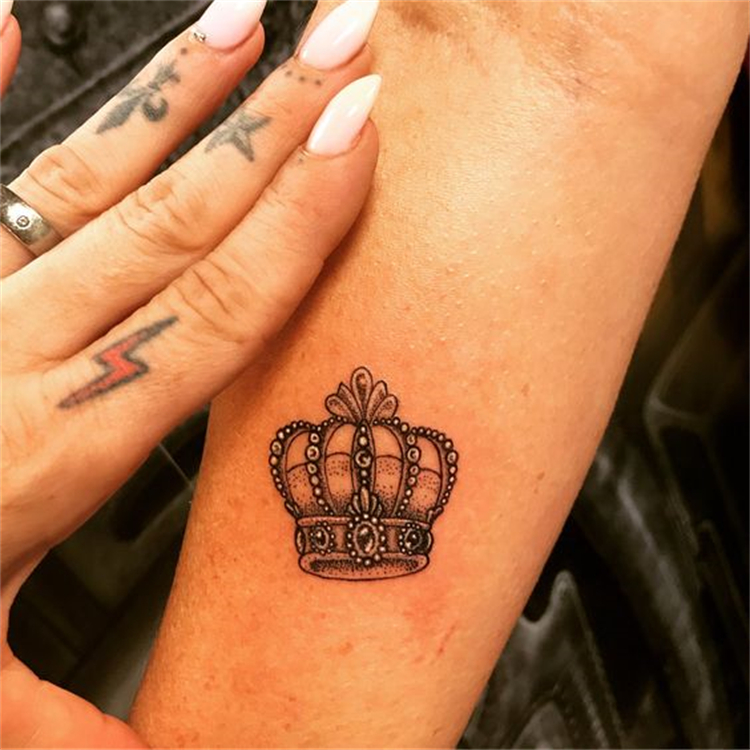 Stunning Crown Tattoo Designs To Make You Look Stylish; Crown Tattoo; Tattoo Design; Ankle Crown Tattoo; Finger Crown Tattoo; Arm Crown Tattoo; Back Crown Tattoo; Couple Matching Crown Tattoo; #tattoo #tattoodesign #crowntattoo #crown #fingercrowntattoo #armcrowntattoo #couplematchingtattoo #backcrowntattoo #anklecrowntattoo