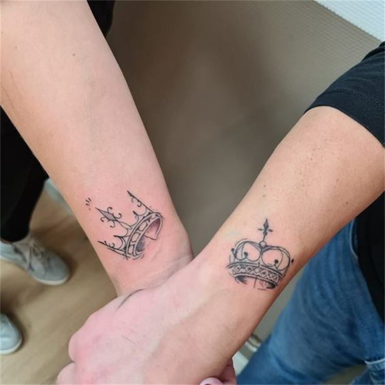 Stunning Crown Tattoo Designs To Make You Look Stylish; Crown Tattoo; Tattoo Design; Ankle Crown Tattoo; Finger Crown Tattoo; Arm Crown Tattoo; Back Crown Tattoo; Couple Matching Crown Tattoo; #tattoo #tattoodesign #crowntattoo #crown #fingercrowntattoo #armcrowntattoo #couplematchingtattoo #backcrowntattoo #anklecrowntattoo