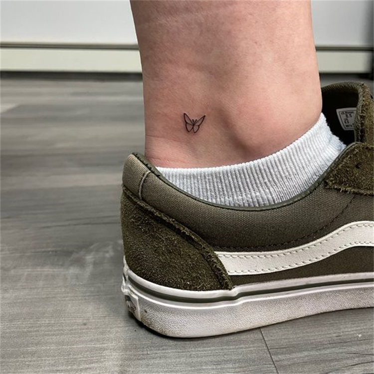 Cute Tiny Tattoo Designs You Must Fall In Love With; Tiny Tattoo; Small Tattoo; Tiny Arm Tattoo; Tiny Ankle Tattoo; Tiny Finger Tattoo; Tiny Animal Tattoo; Tiny Floral Tattoo; Tiny Words Tattoo #tinytattoo #tattoo #tinyfingertattoo #tinyarmtattoo #tinyankletattoo #tinyfloraltattoo #smalltattoo #tinyanimaltattoo #tinywordstattoo