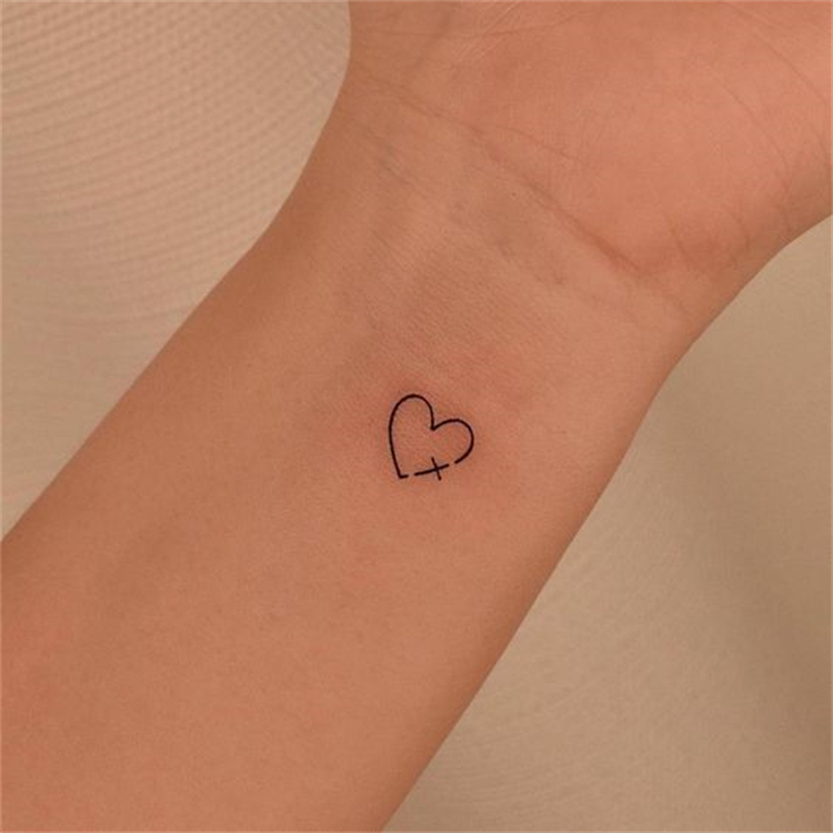 Simple But Gorgeous Heart Shape Tattoo Designs For You; Heart Tattoo; Heart Finger Tattoo; Heart Ankle Tattoo; Heart Wrist Tattoo; Heart Collarbone Tattoo; Heart Face Tattoo; Tattoo; Tattoo Designs; #tattoo #tattoodesign #heartfingertattoo #heartfacetattoo #heartankletattoo #heartwristtattoo #heartcollarbonetattoo #hearttattoo