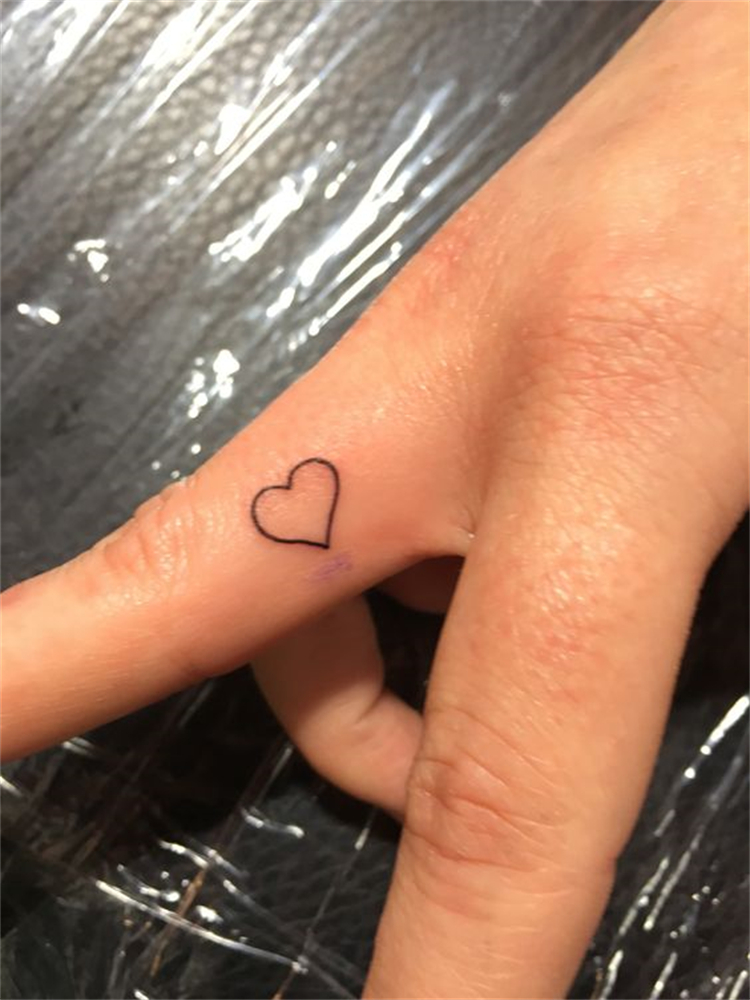 Simple But Gorgeous Heart Shape Tattoo Designs For You; Heart Tattoo; Heart Finger Tattoo; Heart Ankle Tattoo; Heart Wrist Tattoo; Heart Collarbone Tattoo; Heart Face Tattoo; Tattoo; Tattoo Designs; #tattoo #tattoodesign #heartfingertattoo #heartfacetattoo #heartankletattoo #heartwristtattoo #heartcollarbonetattoo #hearttattoo