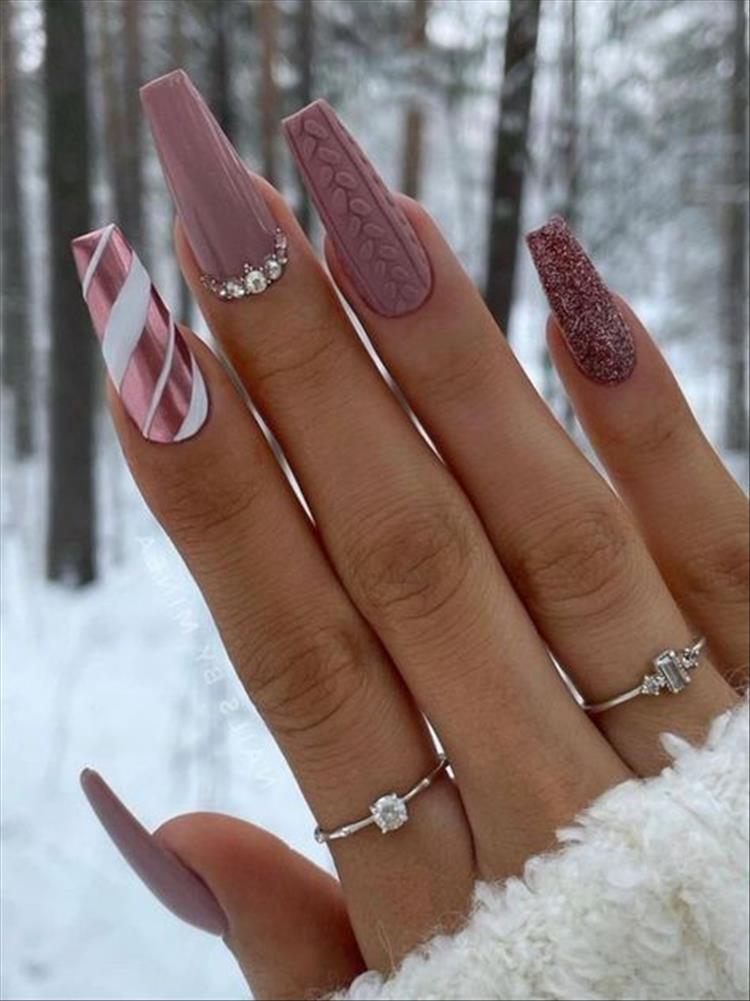 Gorgeous Winter Nail Designs To Make You Glam, Winter Nail, nail, nail design, nail art, Christmas nail , christmas, holiday nail, gorgeous nail, snowflick nail #nail #naildesign #nailart #holidaynail #christmasnail #Christmas #holiday #winternail #fallnail 